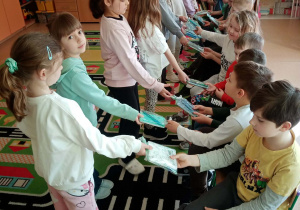 Dziewczynki wręczają prezenty dla chłopców z okazji ich święta