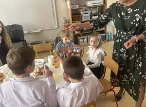 Śniadanie Wielkanocne w grupie Biedronek i Pszczółek