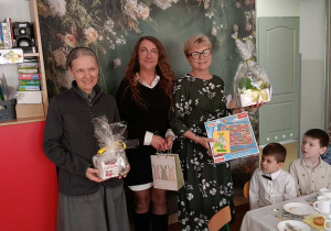 Pani dyrektor, siostra Angelika i p. Agata pozują do wspólnego zdjęcia