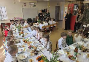 Siostra Angelika rozmawia z dziećmi na temat tradycji Świąt Wielkanocnych