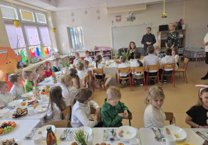 Pani dyrektor składa dzieciom i pracownikom życzenia świąteczne