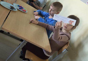 Dzieci rozwiązują zadania matematyczne