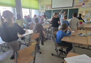 Dzieci wykonują "Plastusiową gimnastykę"