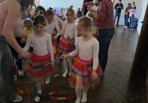 Dziewczynki podążają w kierunku sceny, na której będą tańczyć