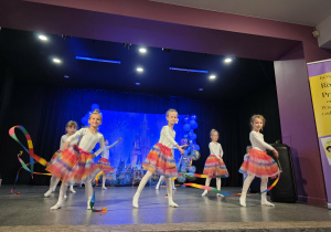 Dziewczynki tańczą do utworu "Barbie i 12 księżniczek"