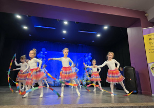 Dziewczynki tańczą do utworu "Barbie i 12 księżniczek"