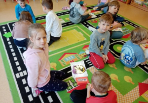 Dzieci w grupach układają obrazek z pociętych części i nazywają widoczny na ilustracji kwiat