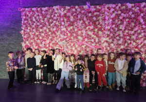 Dzieci pozują d zdjęcia na tle pięknej dekoracji w Kutnowskim Domu Kultury