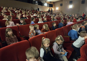 Dzieci czekają na rozpoczęcie spektaklu