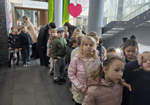 Dzieci opuszczają Dom Kultury w Kutnie