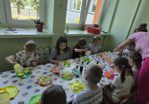 Dzieci wlewają gorącą glicerynę do foremek