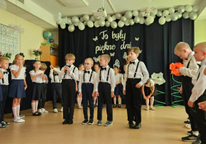 Chłopcy deklamują wiersze