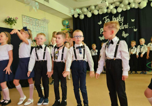 Dzieci śpiewają piosenkę dla pracowników przedszkola