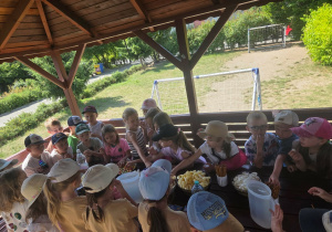 Wspólna integracja przedszkolaków z PM4 i PM5 przy stole piknikowym