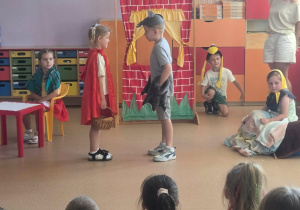 Grupa Biedroneczki występuje dla Pszczółek i Misiów w inscenizacji teatralnej "Czerwony Kapturek"