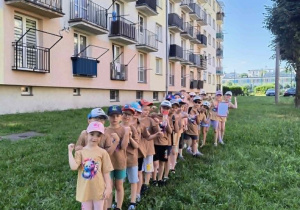 Misie wykonują zadanie - stawiają się od najmniejszego do największego przedszkolaka
