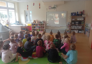 dzieci oglądają film o pani Halinie Rogozińskiej