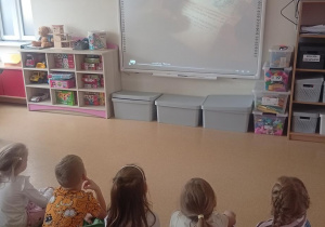 dzieci poznają zasady gry w zadowolenie