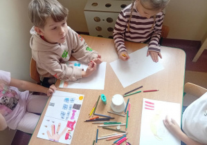 dzieci tworzą prace o tym z czego są zadowolone