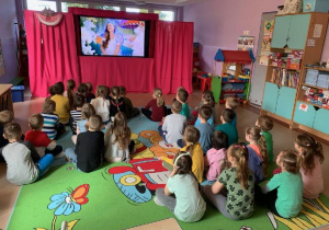 Dzieci oglądają spektakl online