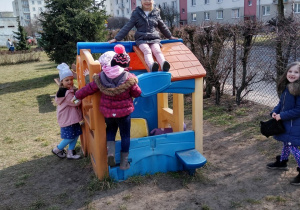 Wykorzystujemy piękną pogodę na zabawy w ogrodzie przedszkolnym