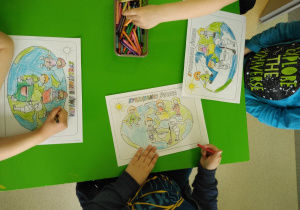 dzieci kolorują obrazek "Sprzątanie świata"
