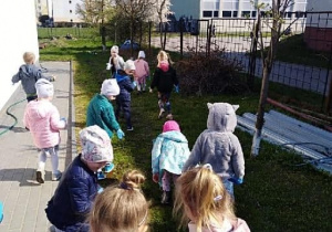Żabki sprzątają ogródek przedszkolny