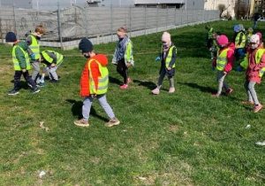 Promyczki i Stokrotki sprzątają teren wokół przedszkola