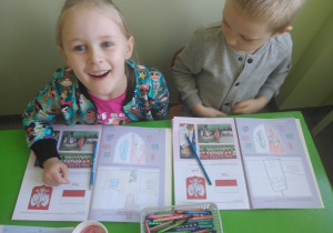 Dzieci samodzielnie rysują herb Miasta Ozorkowa i miejsce/budynek, który najbardziej kojarzy im się z rodzinną miejscowością