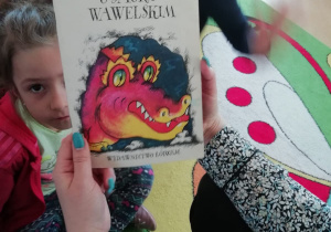 dzieci poznają legendę o Smoku Wawelskim