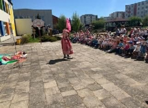 Spektakl teatralny "Dobre uczynki wróżki Marcelinki" w ogrodzie przedszkolnym