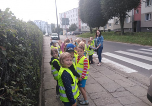 Dzieci uważnie rozglądają się przed przejściem dla pieszych