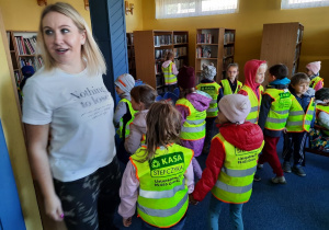 Dzieci zwiedzają biblioteką