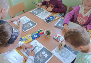 Dzieci kolorują sowę według zamieszczonej instrukcji