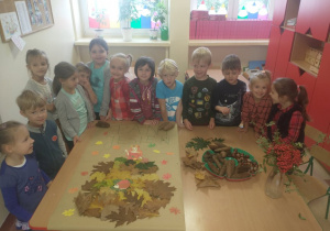Dzieci wykonały pracę plastyczną i posegregowały dary przyrody do kącika przyrody
