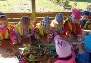 Dzieci rysują jesień wokół nas i przyklejają dary jesieni
