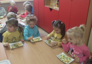 Dzieci próbują owoce egzotyczne i owoce z polskich sadów