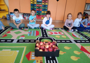 Dzieci wypowiadają się na temat korzyści płynących z uprawy jabłek i ich znaczenia dla zdrowia człowieka