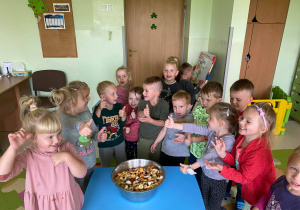 Dzieci pokroiły pełną miskę owoców