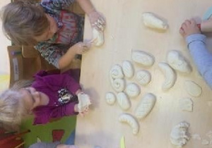 Dzieci wykonały z masy solnej pieczywo: chlebki, bułki, rogaliki