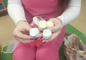 Pani Marta pokazuje jak wyglądają zęby - odlewy z gipsu