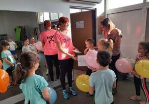 Dzieci dziękują pani Kamili za możliwość zwiedzenia klubu fitness i wspólne zabawy ruchowe