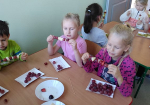 Dzieci tworzą szaszłyki owocowe według własnych upodobań