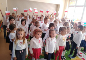 Dzieci z niecierpliwością czekają na godzinę 11:11 aby wspólnie zaśpiewać "Mazurka Dąbrowskiego"