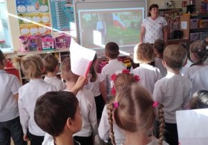 Dzieci śpiewają "Mazurka Dąbrowskiego"