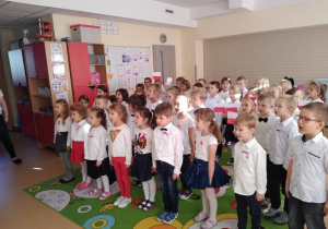 Dzieci śpiewają hymn narodowy