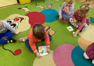 Dzieci układają 3-częsciowe puzzle przedstawiające kredki