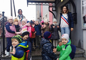 Dzieci z wychowawczyniami pozują do zdjęcia przed Kinem Górnik w Łęczycy