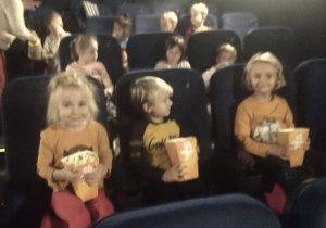 Dzieci w kinie czekają na rozpoczęcie seansu