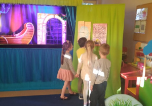 Dzieci wyznaczają drogę w labiryncie by móc oglądać dalej spektakl